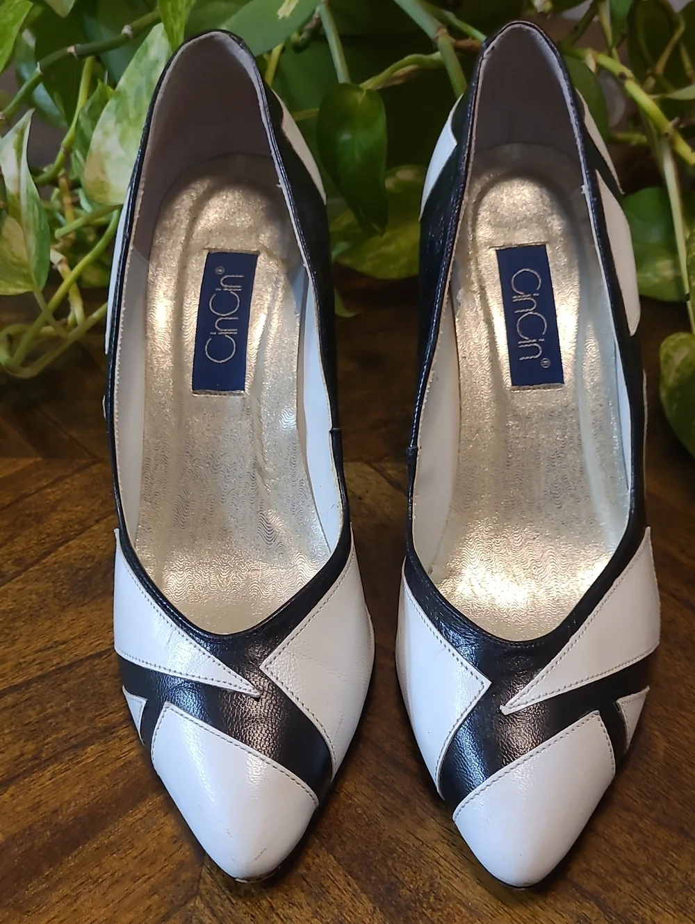 Vtg CinCin Two-Tone Black & White Pointed-Toe Pumps